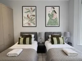 Aisiki Stays Apartments at Barnet, Airconditioned & Pet-Friendly, 2-Bedroom & 1-Bathroom Ground Floor with back Garden Flat, King or Twin Beds & Double Beds with Free Wi-Fi