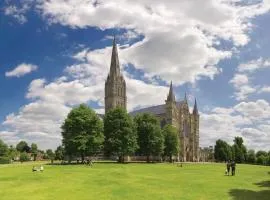 Stylish Karibu House with Free Parking & Walk to City