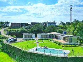 Cucubanos Villas Bhandardhara - Couple Friendly Luxury Cottages - Lake View, hotel in Shendi