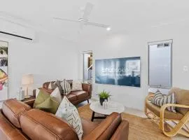 Dream World Escape 4BR Oxenford - Pool, Gym BBQ