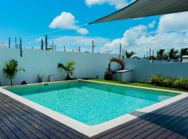 Villa Aaya Grand Baie, Private Pool,3 Bedrooms, 7 mins to Pereybere beach, Hotel in Grand Baie