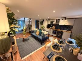 Cozy Cottage Coventry self check-in after 3pm, Pets Friendly, hótel í Longford