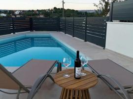 Holiday home Klara with heated pool, viešbutis mieste Zmijavci