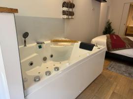 Perle Dazur Jacuzzi Suite Parking Prive 5min Mer, хотел в Мантон