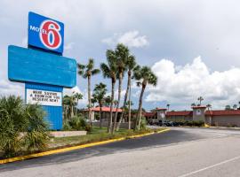 Motel 6-Spring Hill, FL - Weeki Wachee, hotel cerca de Weeki Wachee Springs, Weeki Wachee