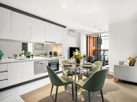 High Rise CBD Retreat Cozy 1BR Pool, Gym, Sauna