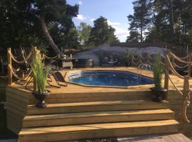 Large house with pool and close to the sea、オーケシュバーリアのホテル