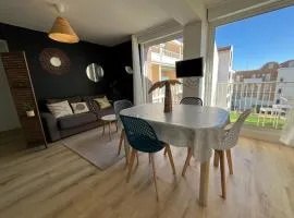 Bel appartement avec piscine et vue bateaux