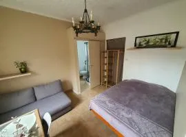 Chambre et SDB en maison de ville, Accès privé et Loggia