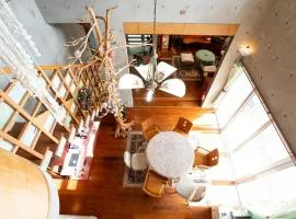 Owl House - 2mins walk beach! 5 mins drive Kouri Island! 15 mins drive Junglia! Nostalgic Inn with Piano