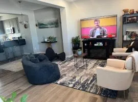 Spacious Private Room with TV, WiFi and Fridge