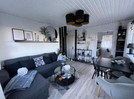 Mysigt stuga med sjöutsikt, Undenäs Tivedens nationalpark, hotel i Undenäs