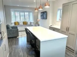 Fully Furnished Home - Private Parking - Fast WiFi
