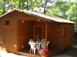 Camping Les Monts d'Albi, hotell i Teillet