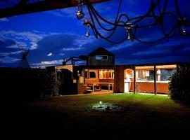 Best Tipi in Morayshire with Whisky Barrel Hot Tub, ξενοδοχείο σε Coltfield