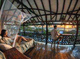 Balcony Bedroom Suite w Romantic Sunsets - AC - Pool, Hotel in Playa Pochomil