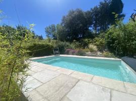 La suite de charme du Mas de la Fontaine de Jonquier avec SPA privatif, Hotel in Séguret