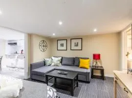 Stylish Queen Suite Condo by St Clair Hotel