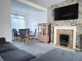 Cozy 3 Bedroom Retreat Sleeps 5 Free Parking