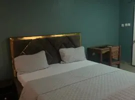 Macdel Guesthouse And Condos