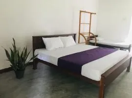 Dikkumbura Home Stay