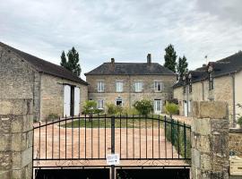 Le Chevain에 위치한 호텔 Bed & Breakfast Chateau Saintonge
