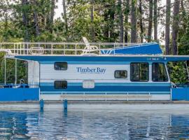 Stylish Classic Bunk House - Floating Boat - Fast Wi-Fi HB05、Babbittのホテル