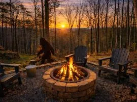 Smoky Mountain Cabin Near The Island-King Suites, Hot Tub, EV Chrg & Games