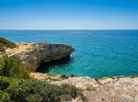 Villa Playa del Sur A 250 metros de una magnifica playa Capacidad más de 16 AC 6 Suites Piscina XL, hotelli kohteessa Torredembarra