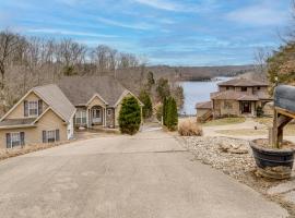 Canoe, Swim and Hike Lakefront Brandenburg Home!، فندق في Brandenburg