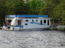 Spacious Floating Mansion - House Boat - Largest Floating Lodge - Sleeps 12 - Fast Wi-Fi HB06, hotel u gradu Babbitt