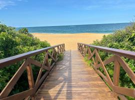 Casa pé na areia em condomínio com piscina, Hotel in Balneário Camboriú