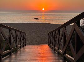 Casa pé na areia em condomínio com piscina โรงแรมในกัมโบรีอู