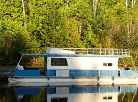 Stylish House Boat - Adventure Basecamp - Sleeps 5 - Wi-Fi HB07、Babbittのホテル