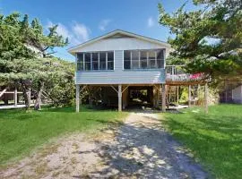 Twin Dolphin 9: Dog-friendly beach home just up from the water!