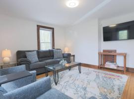 Charming Downtown 2BR • Walk to Church St & Water, Hotel in Burlington