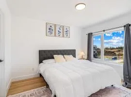 Modern 3BR House, King, 2 Queens, Parking