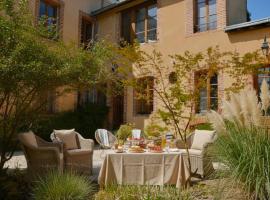 Cottage Mackinley, s&eacute;jour spacieux et chaleureux, salon de jeux, grande salle &agrave; manger, 15 pers, Centre Historique, gare TER, resor di Aubigny sur Nere