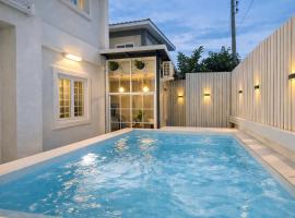 Baan Hug Ubon - Private Pool Villa - Pet Friendly - 2 km from Charoen Sri Fresh Market、ウボンラーチャターニーのホテル