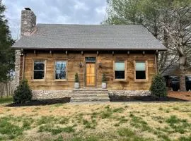 Spacious & Luxurious Lakefront Cabin - Sleeps 8