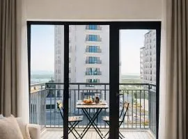 Luxury 1 bedroom Partial Golf & Water Views & F1