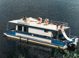 Cozy Houseboat - Northern Vintage - Sleeps 8 - Dinning Boat - Fast Wi-Fi HB08, hotel u gradu Babbitt