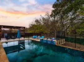 Luxury 7BR Pool Hot Tub & 4 Car Parking