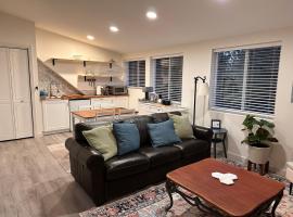 Private Bainbridge Studio - Walk to Ferry & Beach، فندق في Bainbridge Island