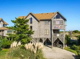 Oceanfront 5 bedroom house w/ ocean view, private W/D, AC, private hot tub