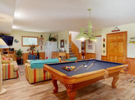 Semi-oceanfront house with private pool, hot tub, & ocean views, hotelli kohteessa Avon