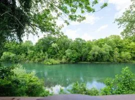 Riverfront Little Red Cabin, World-class Trout Fishing, Views & Boat Access