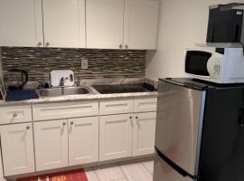 Honey Basement apartment, hotel i Uniondale