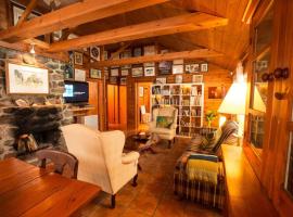 Dudley House Lakeside Retreat with Access to Private Beach, hotel in Haliburton