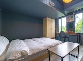 新橙居-免費停車-私人衛浴-戶戶開窗, hotelli kohteessa Dalin